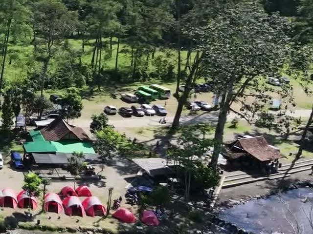 Construcciones con techo y el movimiento del predio vistos desde arriba.
